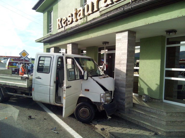 Patru persoane, rănite într-un accident pe DN 1. Traficul este îngreunat