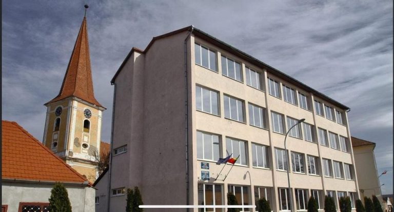 Primăria Șelimbăr se transformă în școală