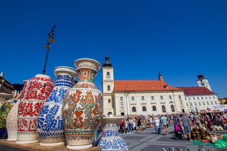 Toamna se numără olarii, în Piața Mare