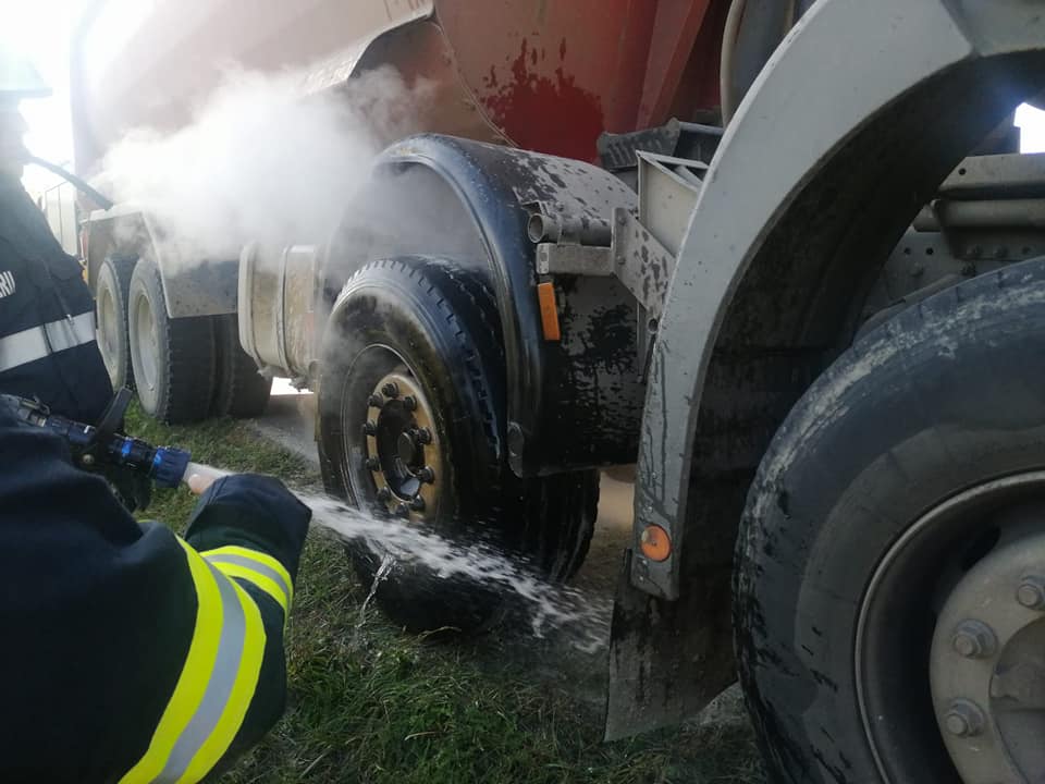 FOTO: Anvelopa unui autocamion a luat foc, la Bârghiș