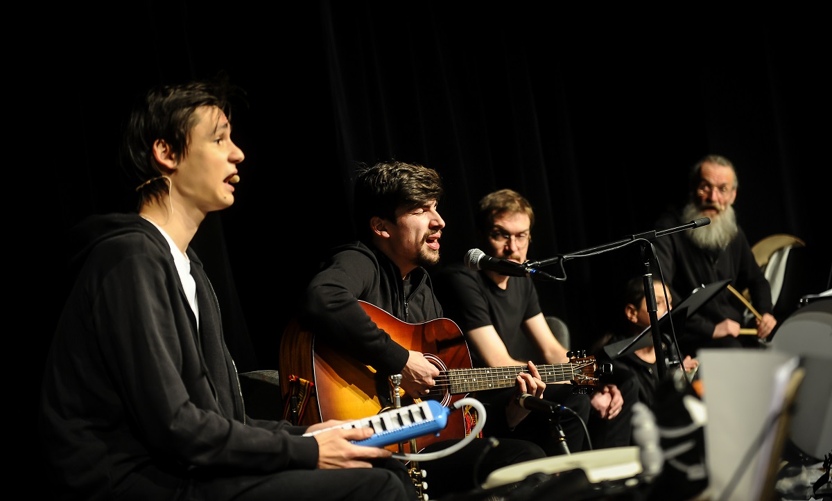 O nouă specie de pinguini, la Teatrul „Gong”. „Apolodor” antiviral împarte măști de protecție