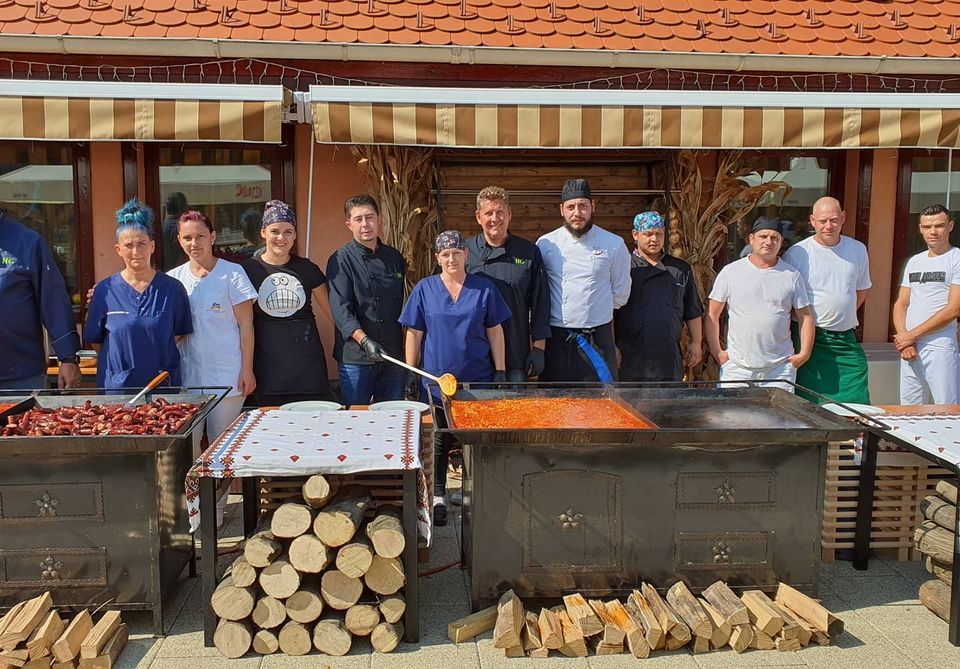 Aproape 50.000 de lei oferiți Primăriei Mediaș de către două societăți din oraș care își donează încasările din weekend