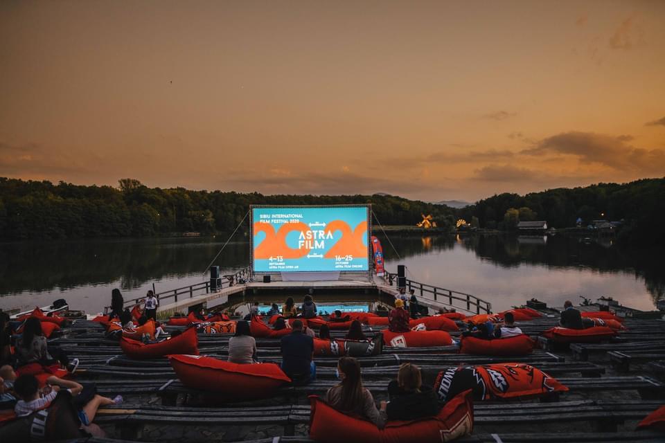 Valurile Astra Film Festival se întorc la mal.  Gala de Decernare a Premiilor AFF 2020, însoțită  de o proiecție-reverență oferită cadrelor medicale