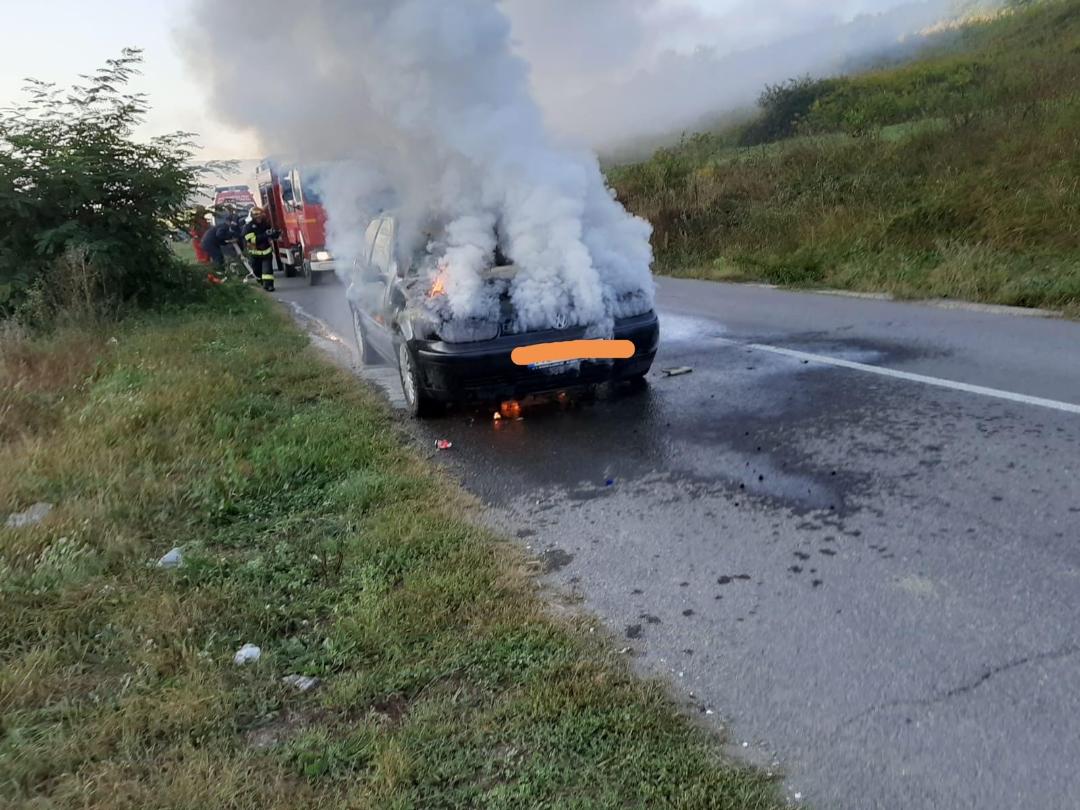 FOTO: Autoturism cuprins de flăcări la ieșirea din Dumbrăveni