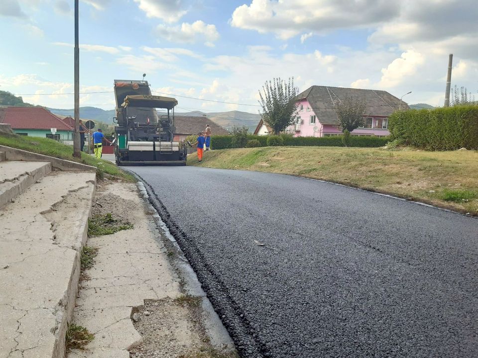 Continuă lucrările de asfaltare la Copșa Mică