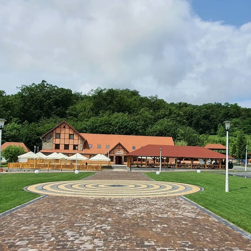 Două societăți își donează încasările din week-end pentru achiziționarea de materiale sanitare pentru unitățile de învățământ