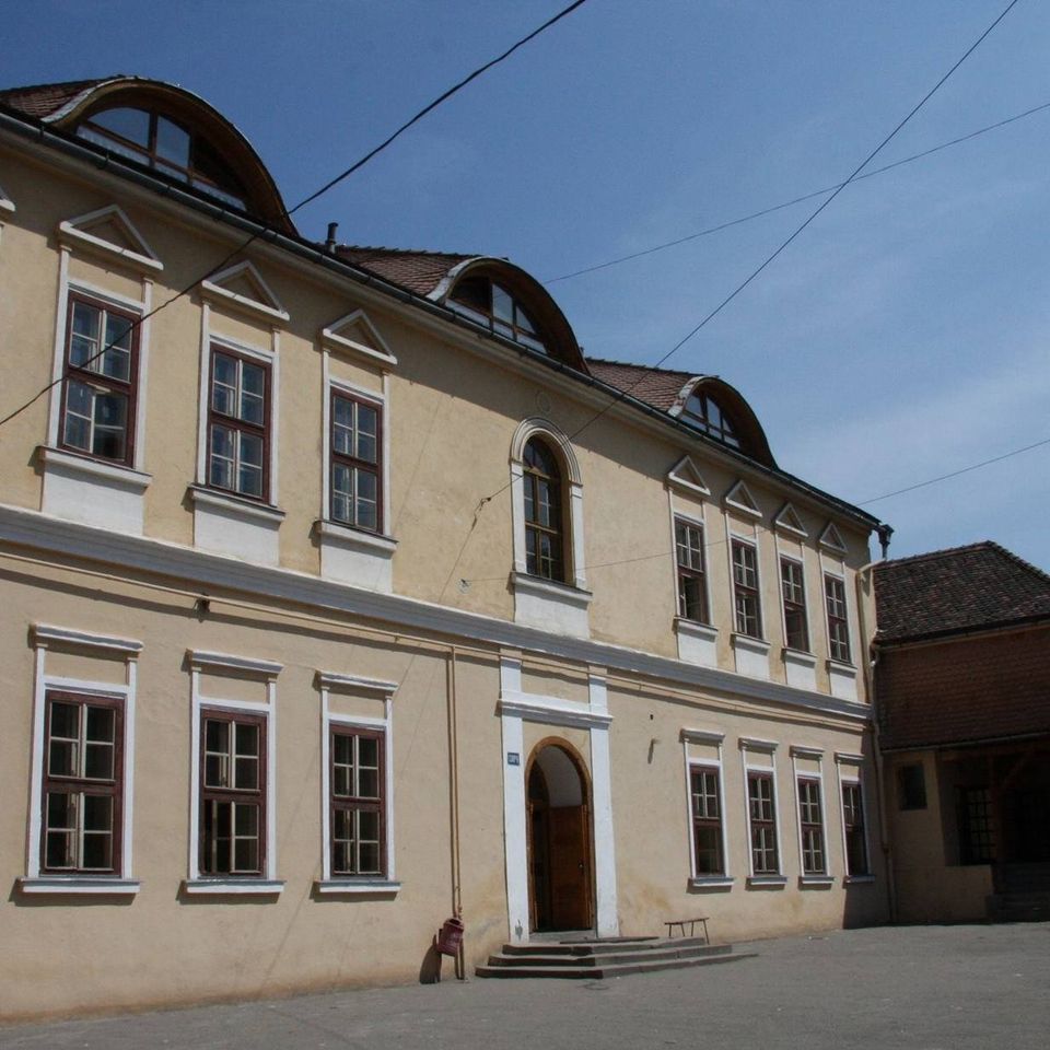 Două unități de învățământ din Mediaș vor aplica sistemul hibrid iar elevii unei școli gimnaziale vor învăța în două schimburi