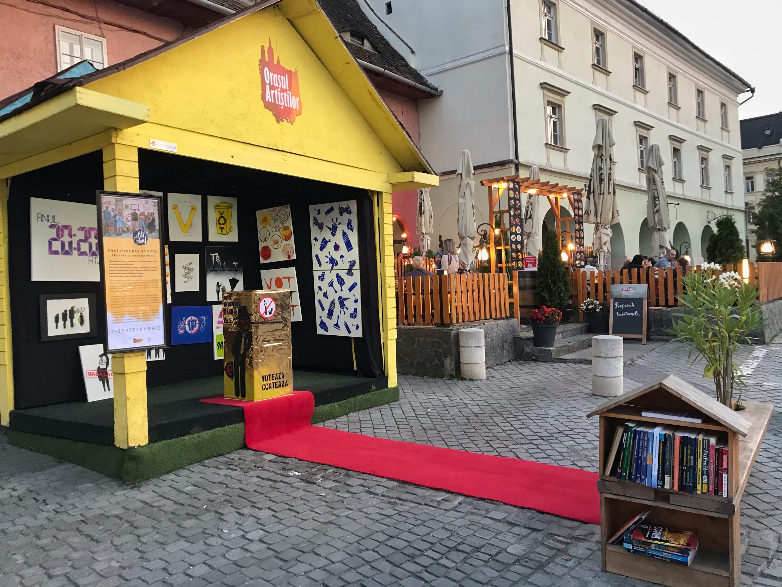 Până duminică, în ziua votului, sibienii pot „vota” în urna de aur în Piața Mică.