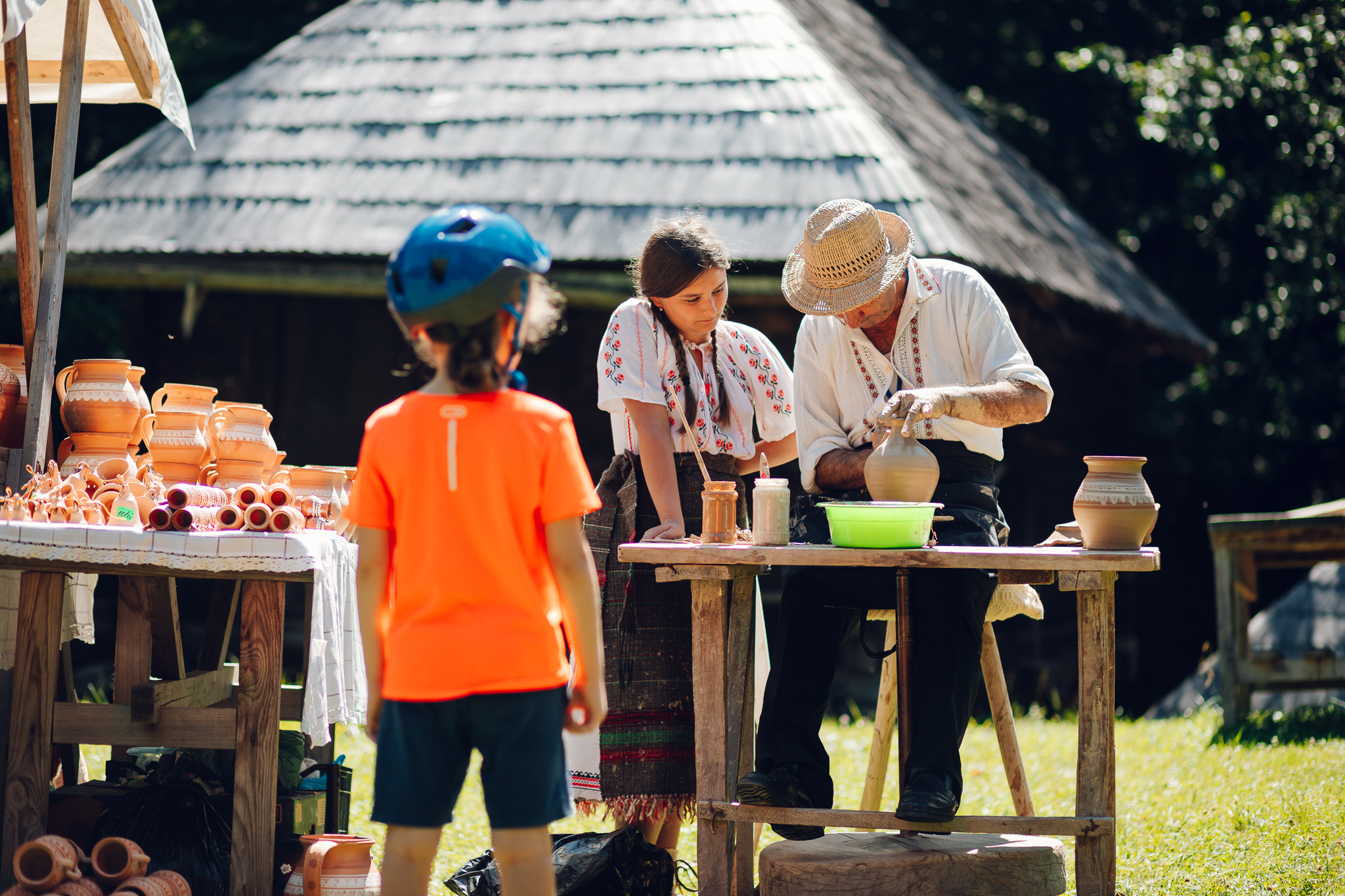 Zeci de meșteri olari se întâlnesc la ediția de toamnă a Târgului „Frumos. Ceramic. Folositor” din Muzeul ASTRA