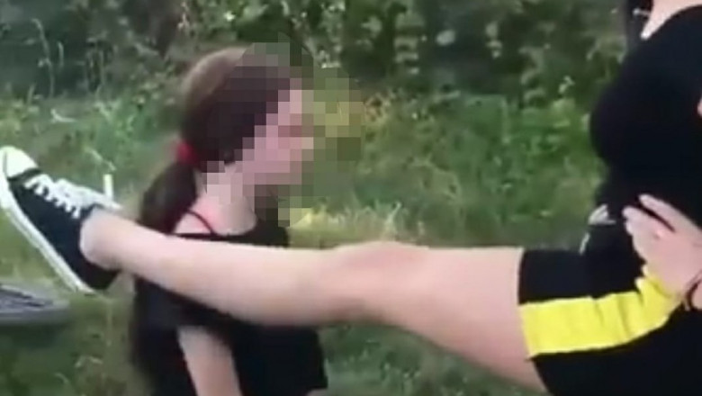 Fată de 14 ani, una din agresoarele tinerei din Târgu Jiu, reținută pentru 24 de ore