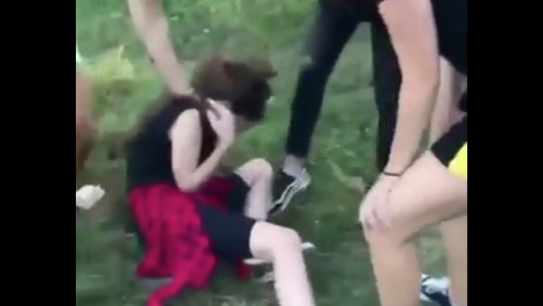 Fată de 13 ani snopită în bătaie de alte minore
