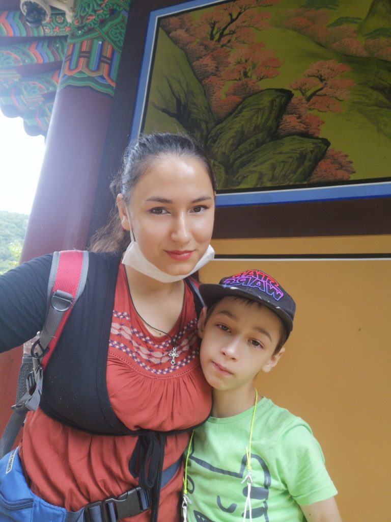 La doar 9 ani, Bogdan are nevoie de ajutorul nostru pentru a se vindeca de distonie