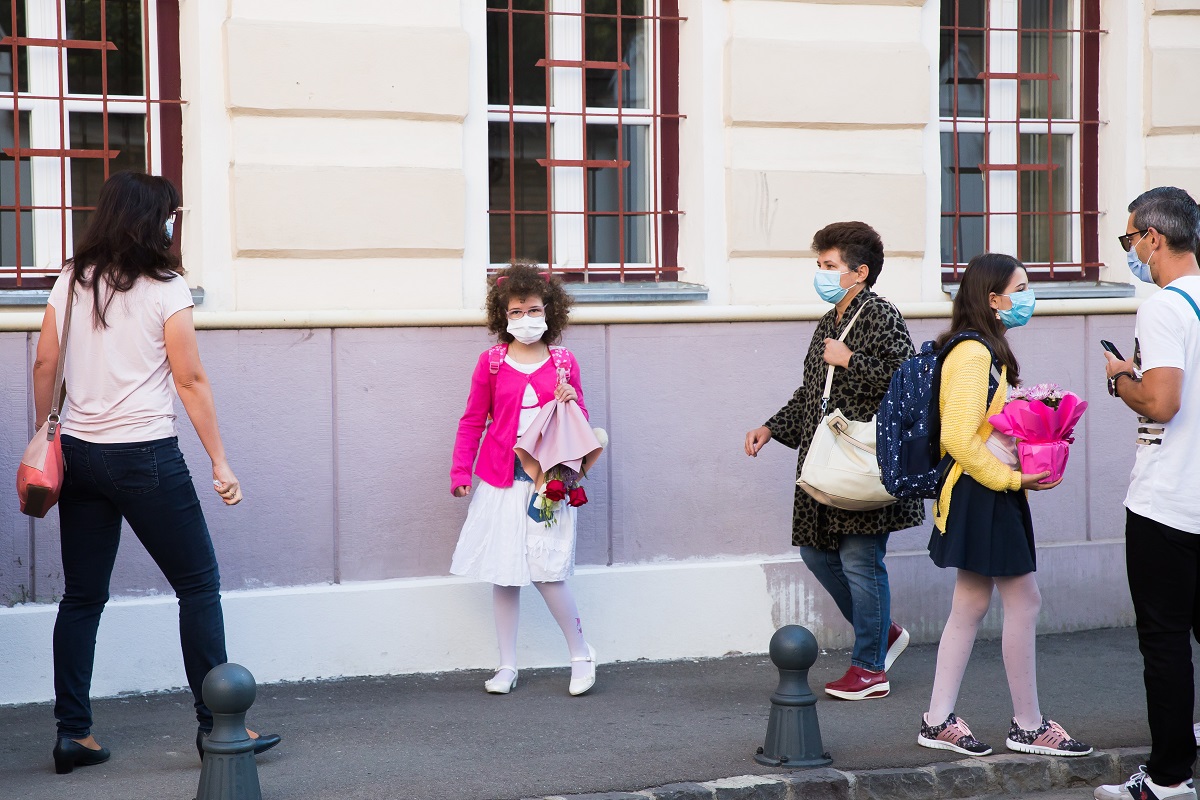 Noul an școlar a început! Emoțiile elevilor, ascunse sub măștile de protecție: „Am emoții. Mi-a fost dor…”