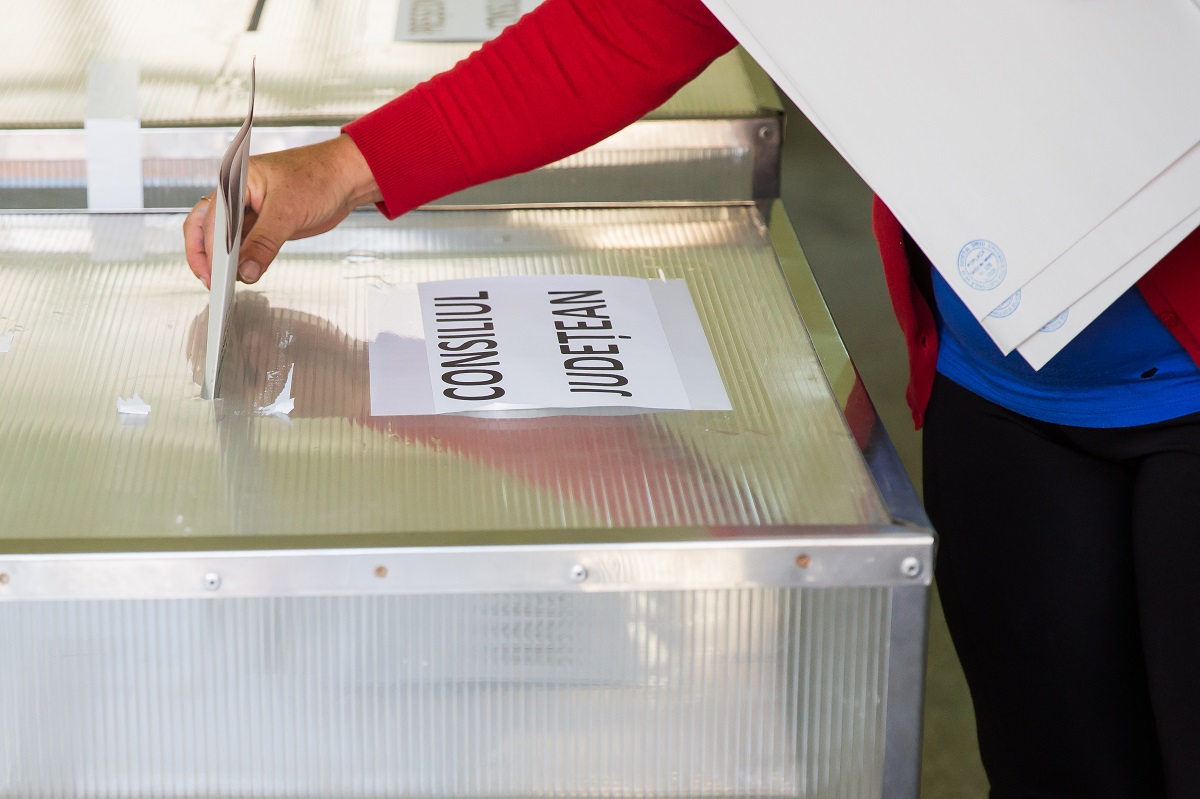 Incidente la Tălmaciu: trei alegători au primit câte două buletine de vot pentru funcția de primar și altul avea ștampilat buletinul pentru Consiliul Județean