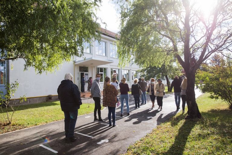 Ministerul de Interne a solicitat BEC prelungirea votării după ora 21 la secțiile unde se formează cozi