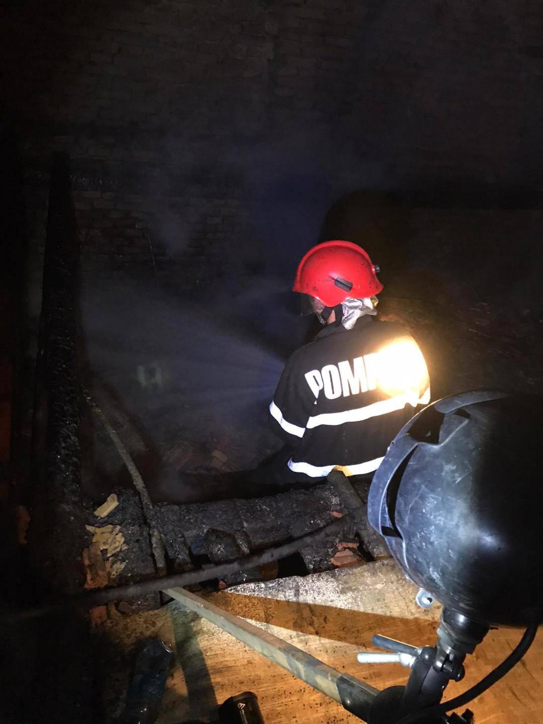 FOTO: Trei anexe cuprinse de flăcări, la Săliște