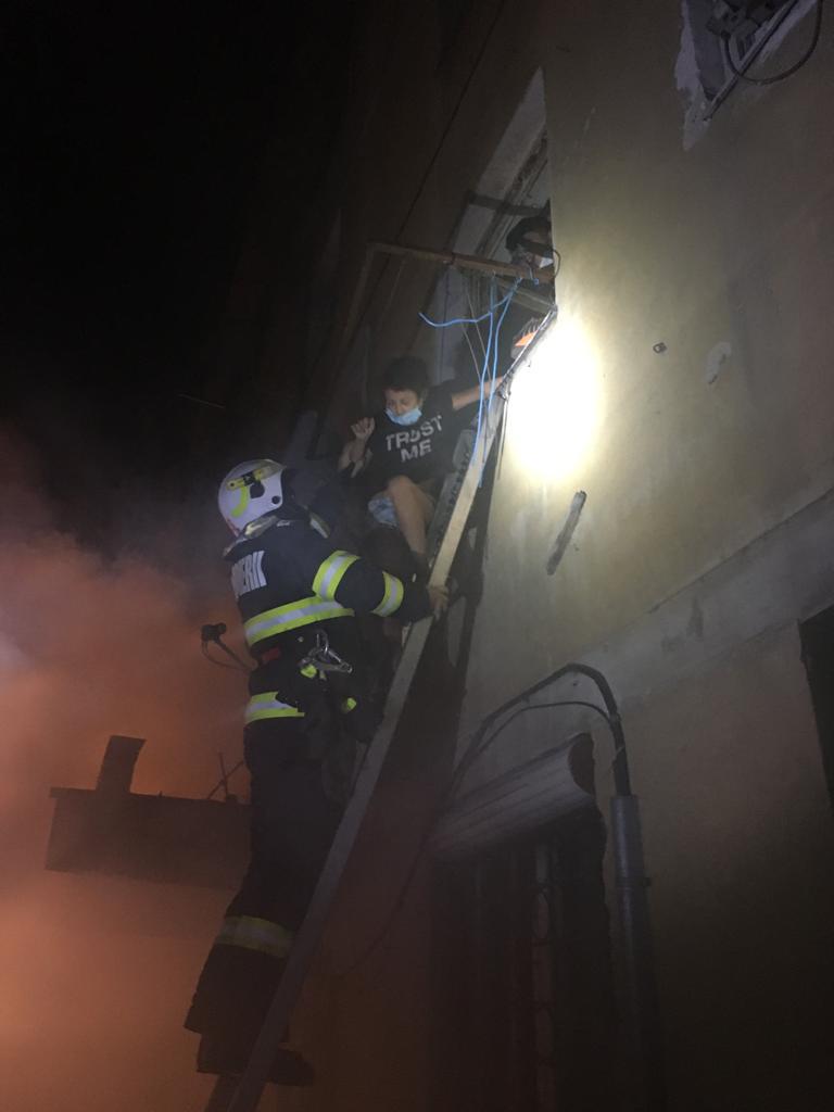 FOTO: Zeci de persoane evacuate din cauza unui incendiu izbucnit într-un bloc