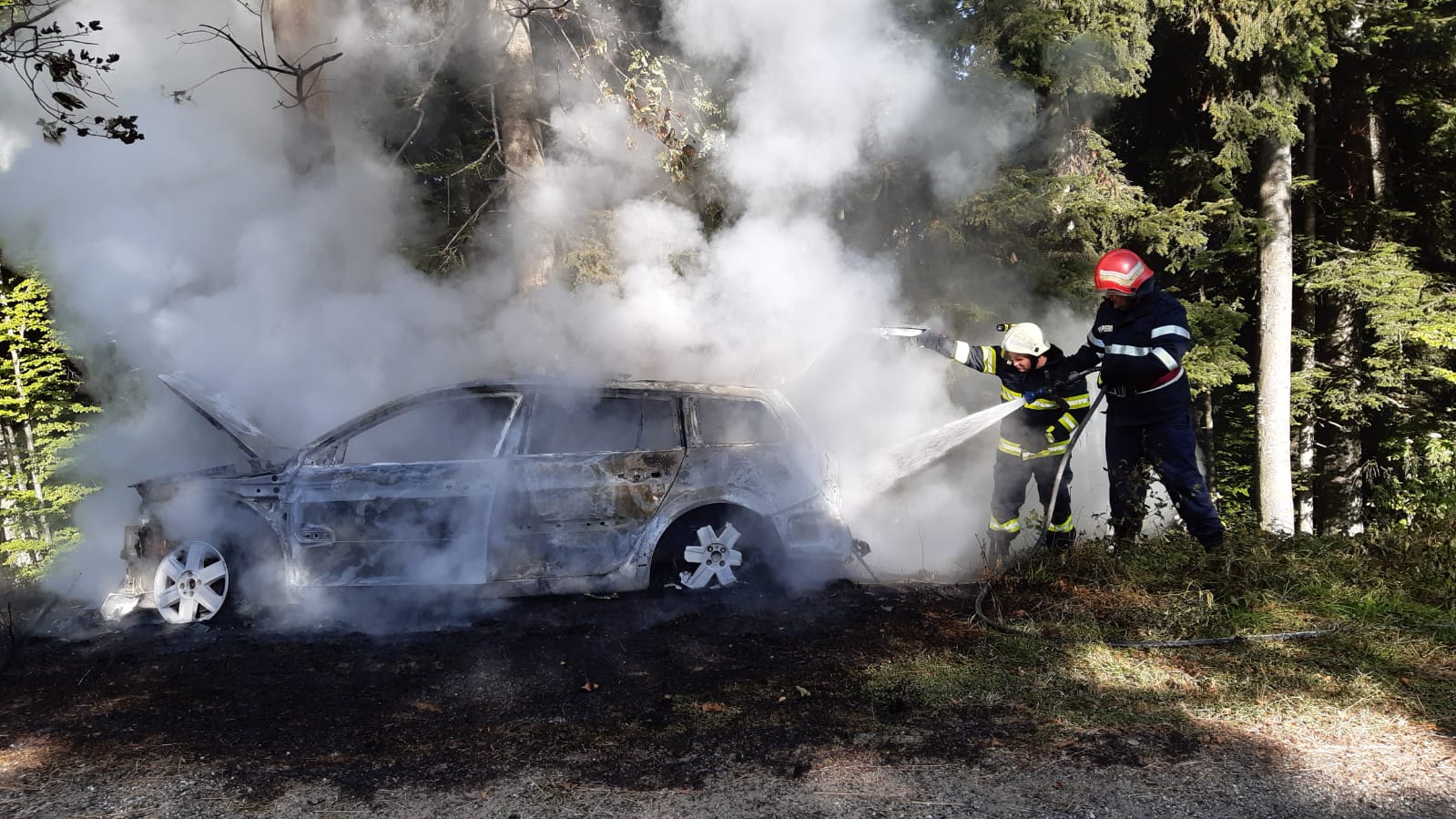 FOTO: Autoturism distrus în urma unui incendiu între Cârțișoara și Bâlea Lac