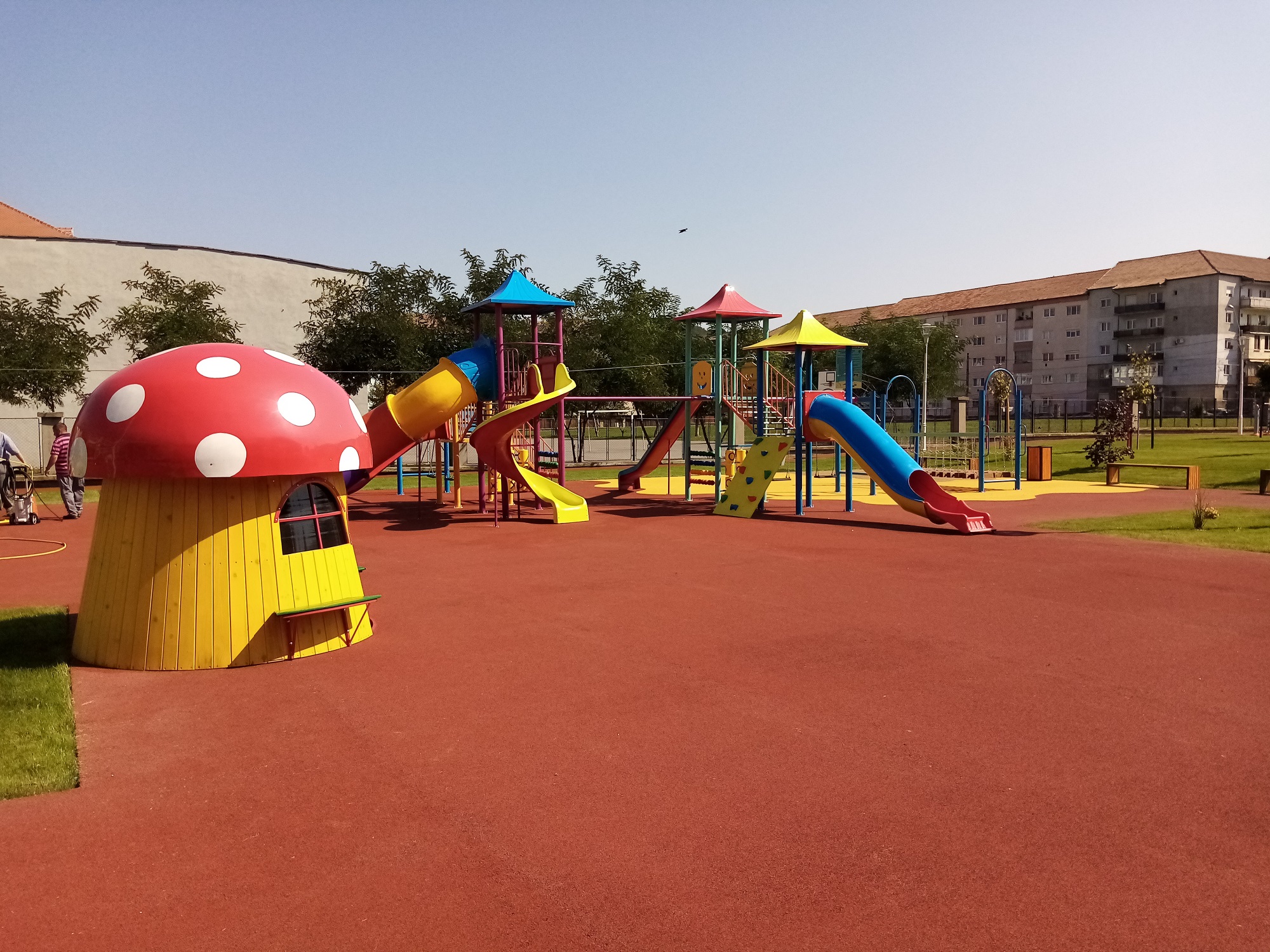 FOTO: Cartierul Vitrometan din Mediaș are cel mai modern loc de joacă pentru copii