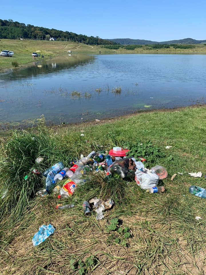 FOTO: Au fost la iarbă verde și au lăsat locul plin de gunoaie