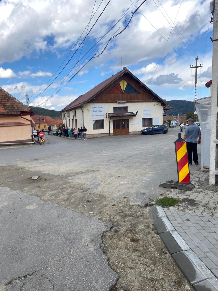 Cozi la secția de votare din Turnu Roșu. BEJ asigură că vor vota și cei care la ora 21 se vor afla în secțiile de votare