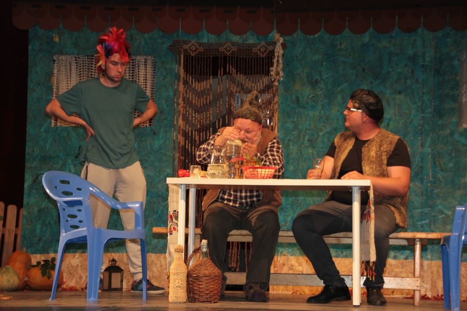 Seară de teatru, muzică și o expoziție de caricaturi, la Mediaș