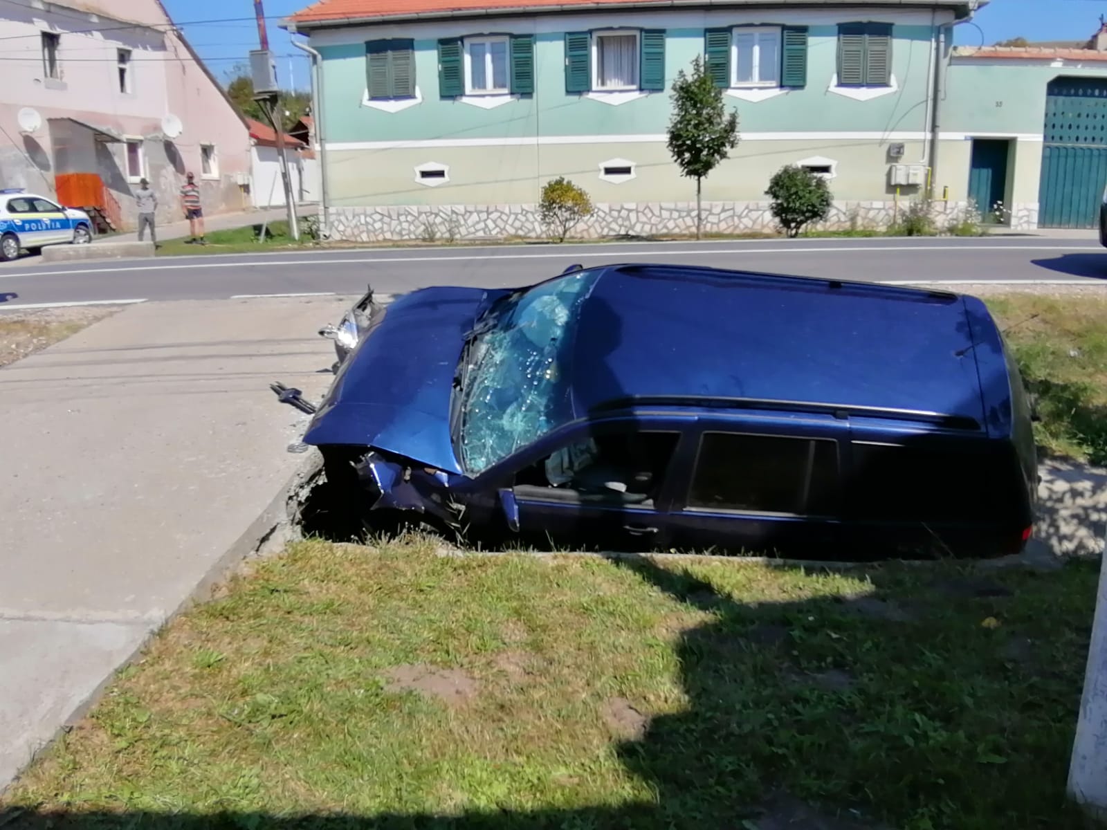 FOTO: S-a izbit cu mașina de un cap de pod, pe Drumul Național 14