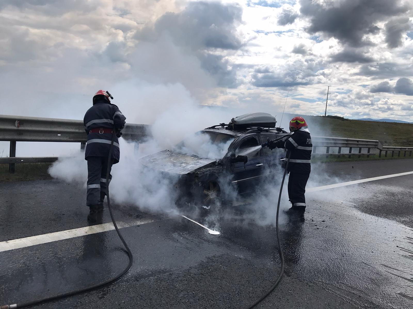 Incendiu pe A1. O mașină a luat foc