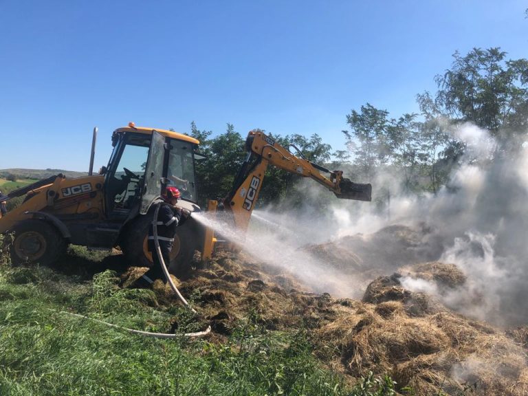 Peste 200 de baloți de fân, cuprinși de flăcări într-o gospodărie din Presaca