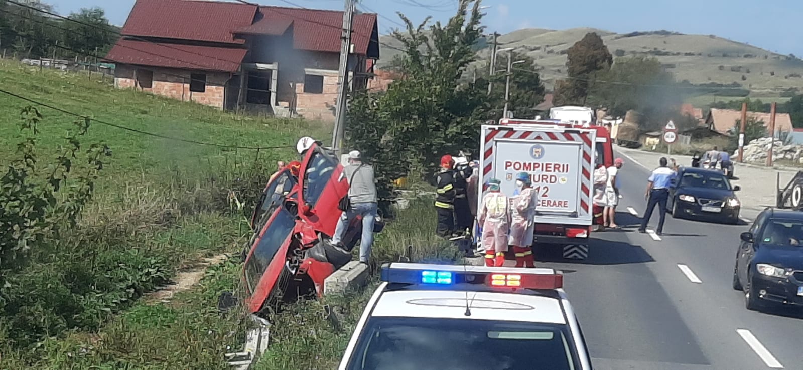 Un bărbat a ajuns la spital, după ce a intrat cu mașina într-un cap de pod, pe DN14