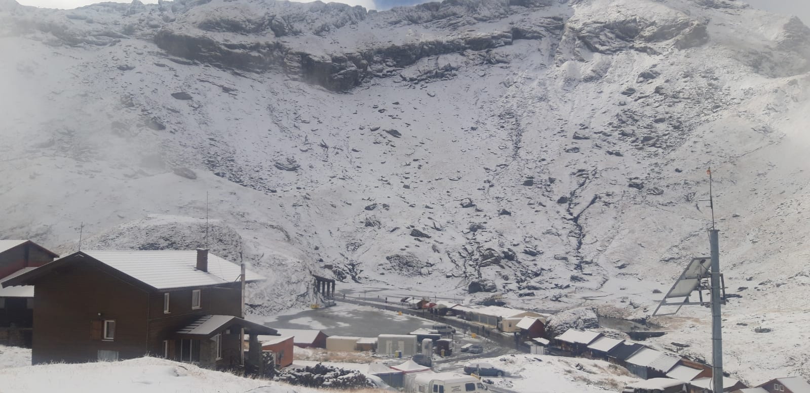 VIDEO | A nins la Bâlea Lac! Stratul de zăpadă măsoară trei centimetri