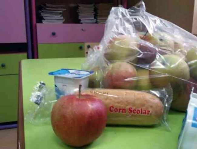 Aproximativ 45.000 de elevi din județ vor primi mere, lapte și corn în următorii 2 ani