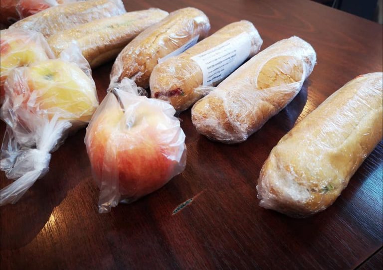 Peste 800 de elevi din Avrig vor primi zilnic un pachet alimentar și un fruct