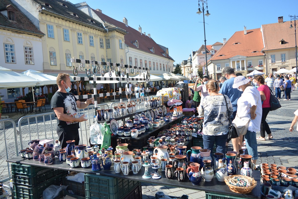 Olarii prezenți la târgul din centrul orașului i-au învățat pe vizitatori cum să transforme lutul în oale și ulcele