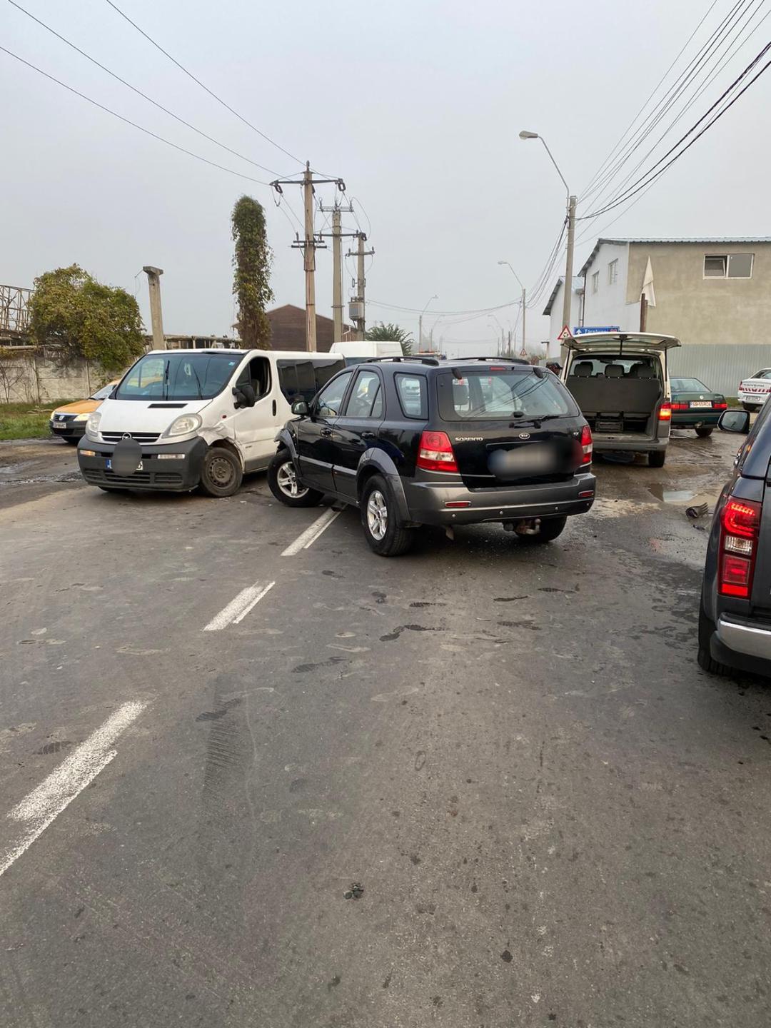 FOTO: Accident între două microbuze de pasageri și un autoturism, în Mediaș