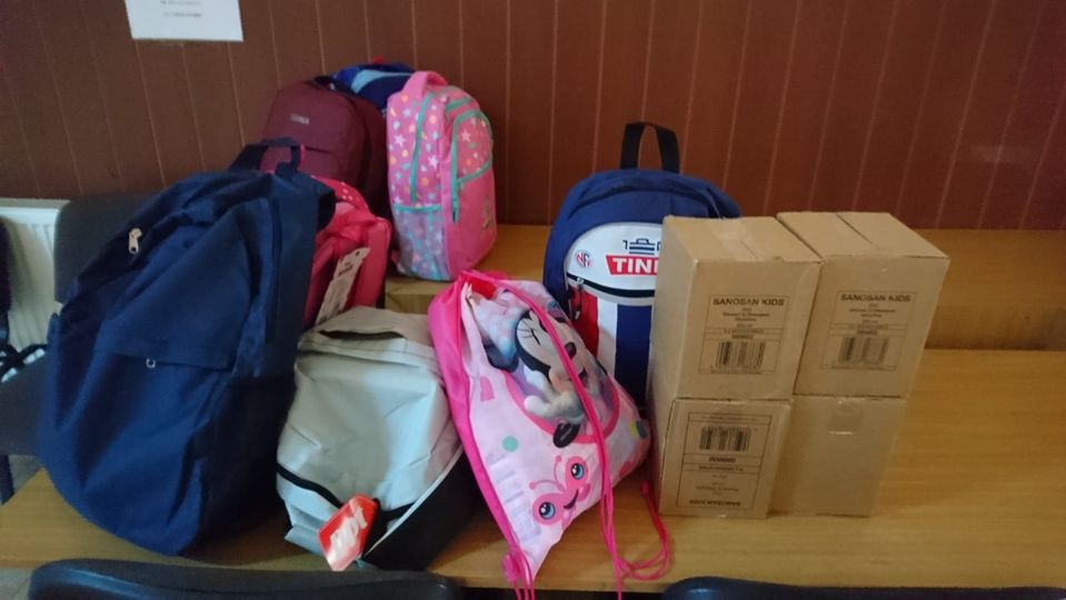 FOTO:  Zeci de copii din Mediaș și alte localități au primit ghiozdane, rechizite și produse de igienă