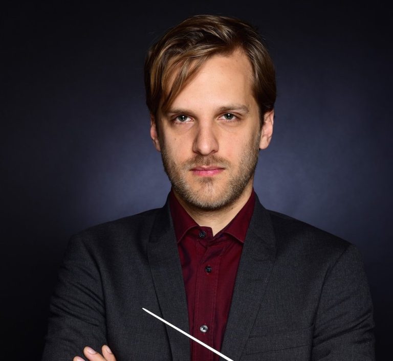 Oaspeții săptămânii în Stațiunea Muzicală Brukenthal: dirijorul David Miller și violonistul Horia Văcărescu