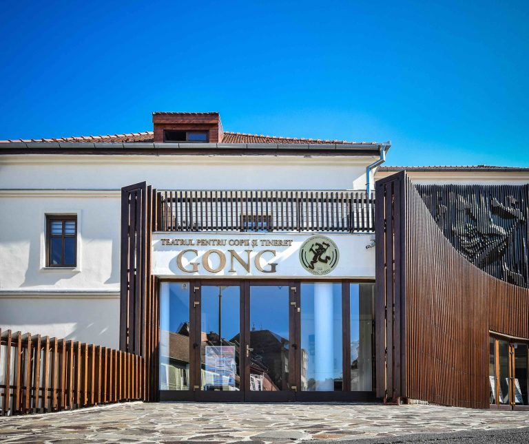 Copiii construiesc o piñata, de Dragobete