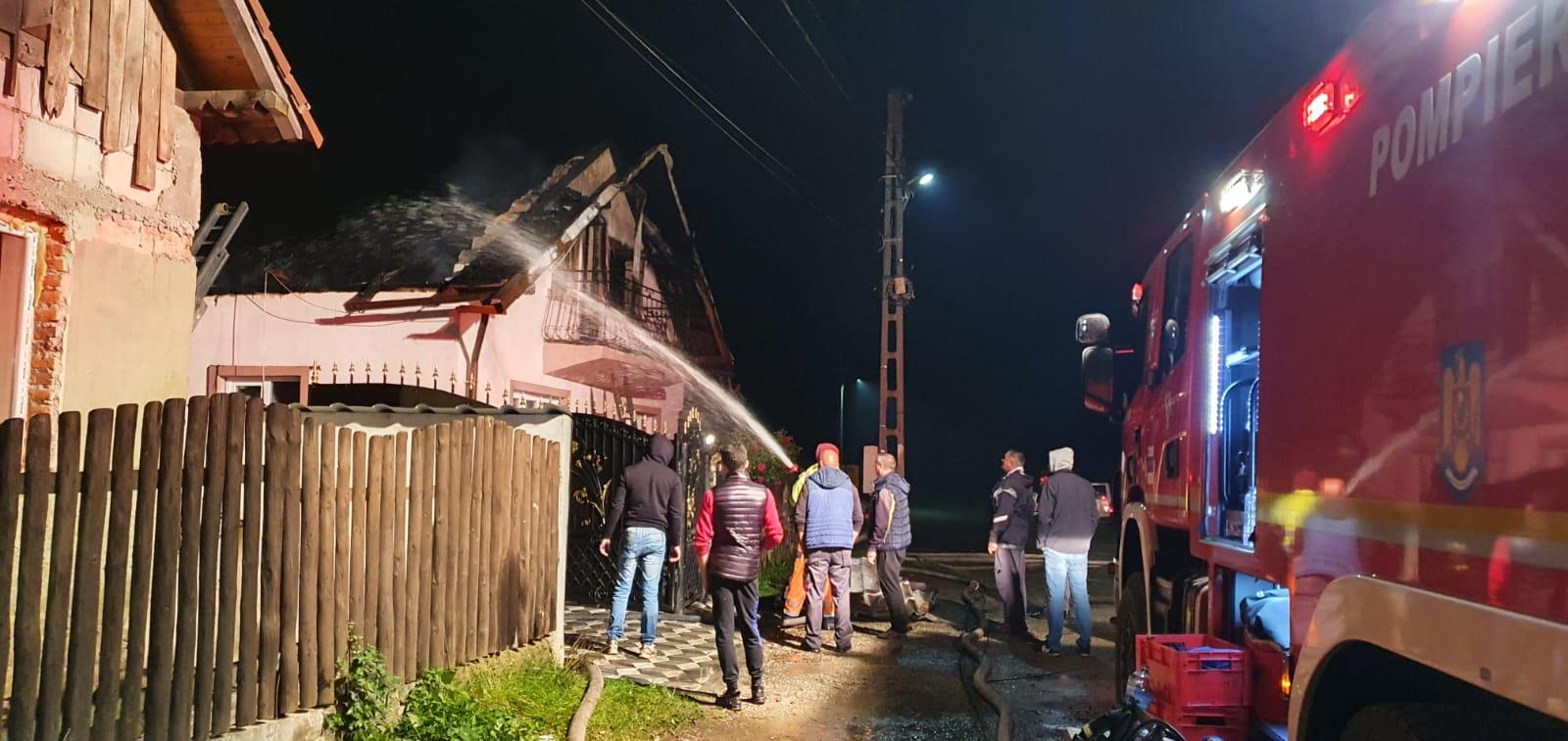 FOTO: Un incendiu a provocat pagube uriașe în Arpașu de Sus