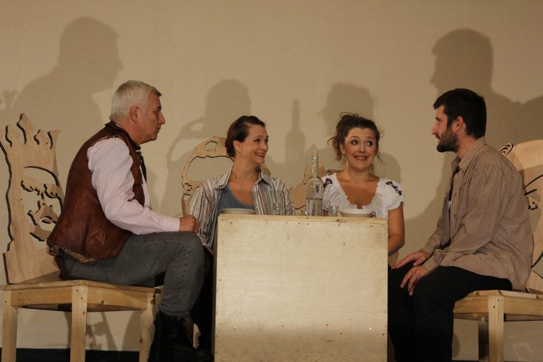 „MaRó”, un spectacol cu umor despre maghiari și români, se joacă, duminică, la Teatrul Gong