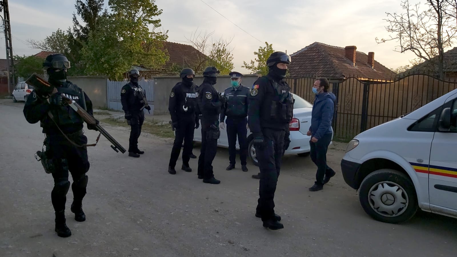 Participanţii la înmormântarea unei persoane cu COVID-19, dispersaţi de mascaţi