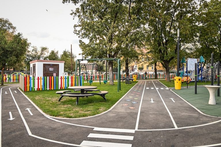 Au fost finalizate lucrările la parcul din Piața Cluj