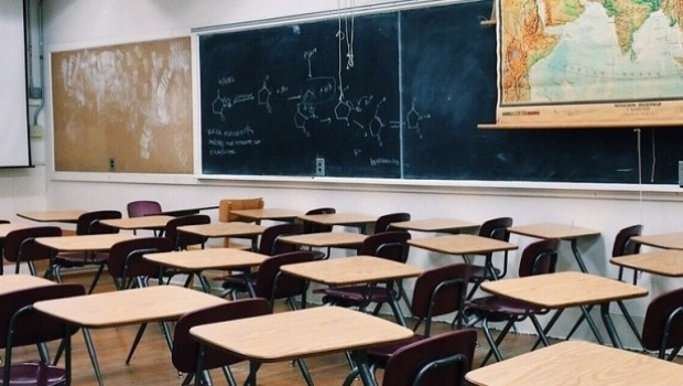 De luni, aproape 40% dintre elevii din județ vor învăța online