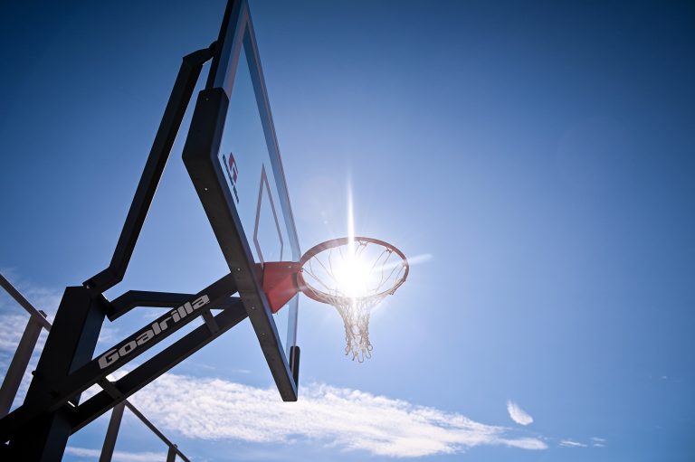 Un teren de sport nou pentru Școala nr. 8 din zona Lupeni