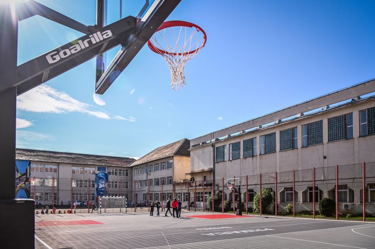 Teren de sport multifuncțional la Liceul Teoretic „Onisifor Ghibu”. Investiția a costat 565.000 de lei