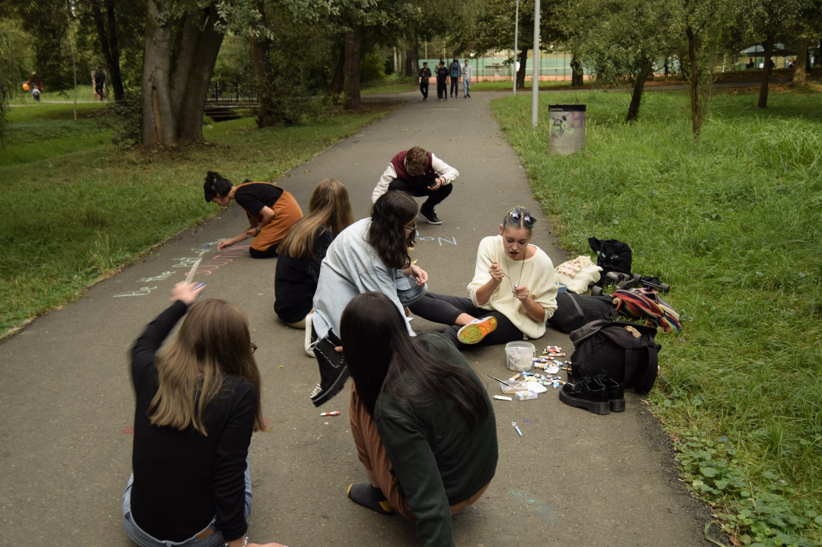 Activiștii de mediu din Fridays for Future Sibiu au prezentat, artistic, mesajul „Nu ne călcați viitorul!”
