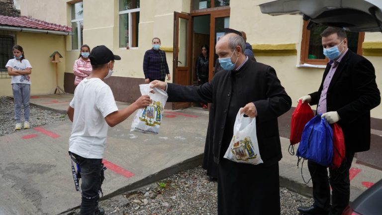 Arhiepiscopia Sibiului a donat rechizite pentru 100 de elevi ai Şcolii Gimnaziale din Chirpăr