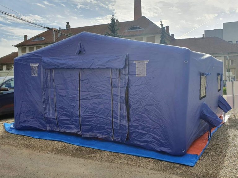 Un cort pentru triajul bolnavilor de Covid, amplasat în curtea Spitalului Județean