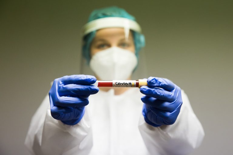 O nouă creștere a cazurilor de Covid-19. Aproape 10.000 de persoane au fost confirmate pozitiv