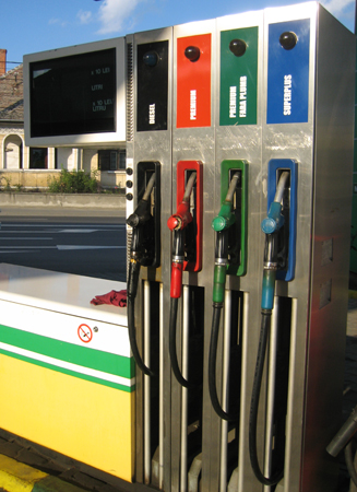 Benzina și motorina s-au ieftinit cu până la 9 bani, în august